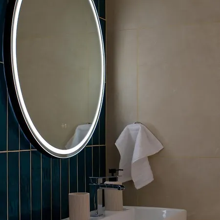 Seaview Newly Renovated To High Quality Apartment